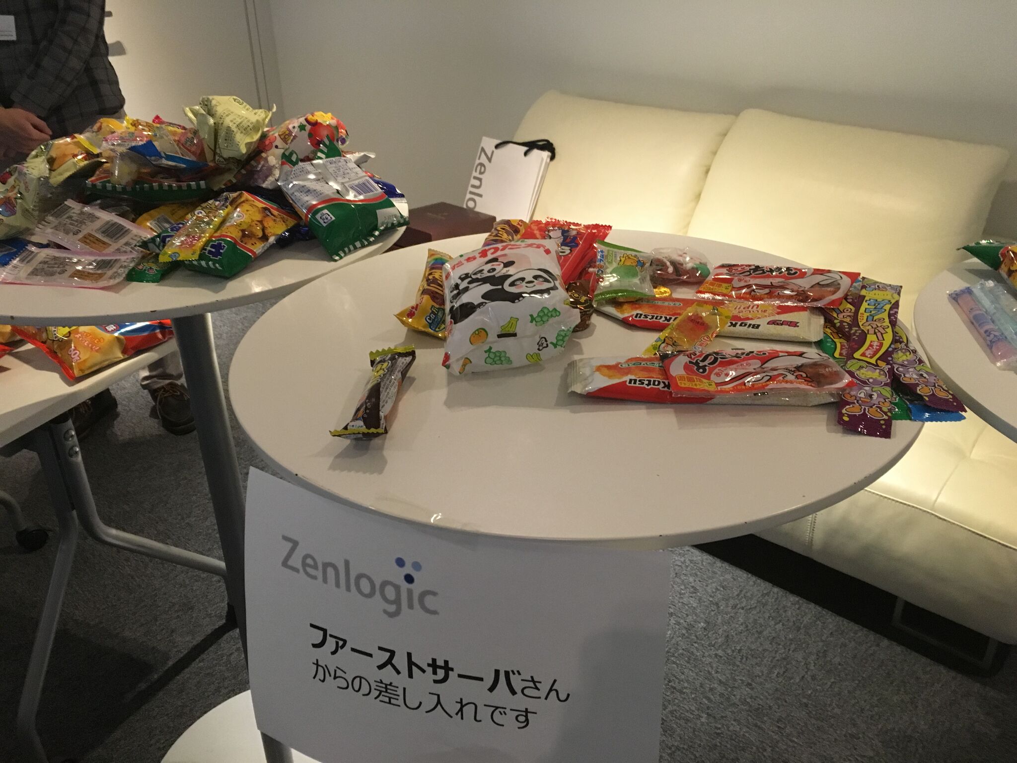 提供頂いたお菓子の数々。ウマウマ。